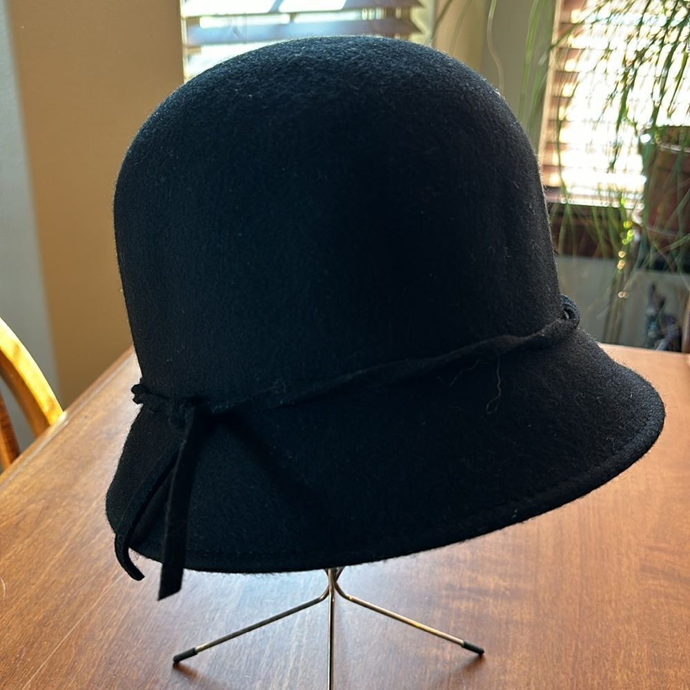 Womens Black 100% Wool Cloche Hat with Bow Trim
